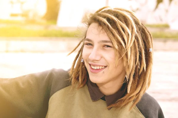 Retrato de un joven con pelos de rasta — Foto de Stock