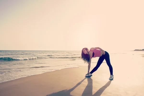 Fitnessövningar på stranden varm filtret tillämpas — Stockfoto