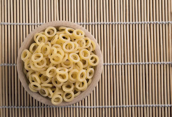 Pâtes crues appelées anellini — Photo