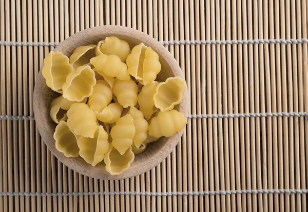 Rå pasta kallas conchiglie — Stockfoto