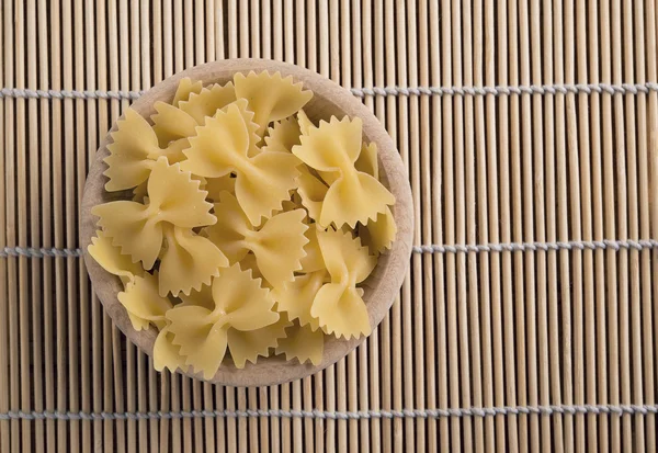 Rå pasta kallas farfalle — Stockfoto