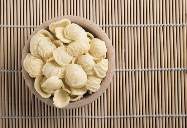 Ruwe pasta genaamd orecchiette — Stockfoto