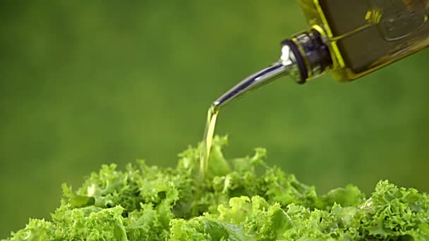 Würzen eines Salats mit nativem Olivenöl extra — Stockvideo