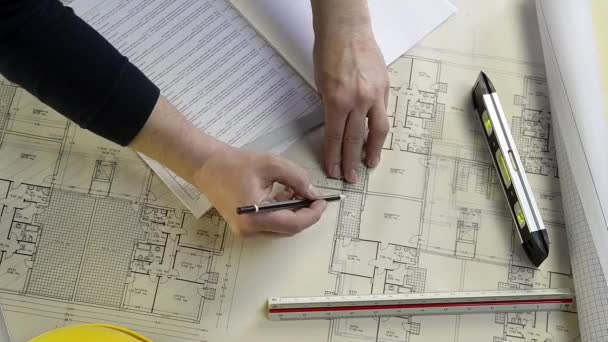 Architect rolt en plannen bouwproject tekening — Stockvideo