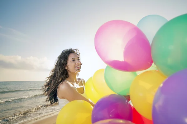 Stranden kvinnan skrattar roar sig i semester holidays varm filter — Stockfoto