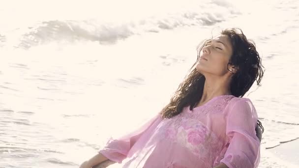 Buena chica tomando el sol en la playa — Vídeos de Stock