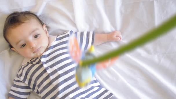 Mały chłopiec w łóżeczku — Wideo stockowe