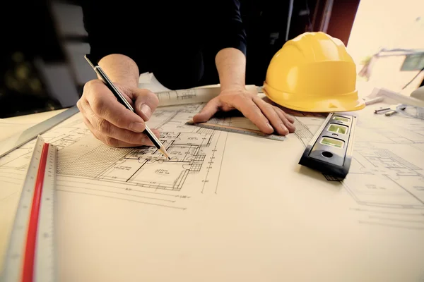 genç bir mimar evin sıcak filtre uygulamaları için planları çizer