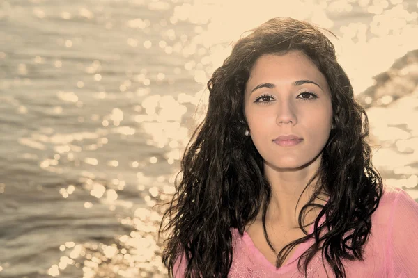 En vacker flicka på stranden varm filtret direkt blick — Stockfoto