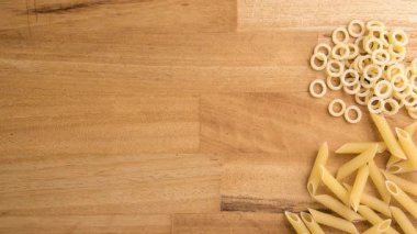 ahşap tahta üzerinde pişmemiş makarna