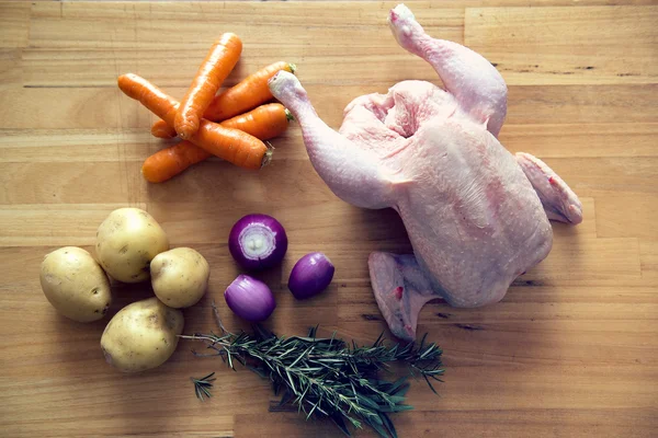 Pollo entero con filtro caliente de hierbas añadido —  Fotos de Stock