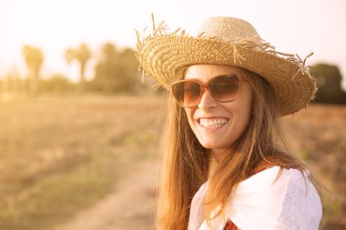 Şık gülümseyen köylü kızı