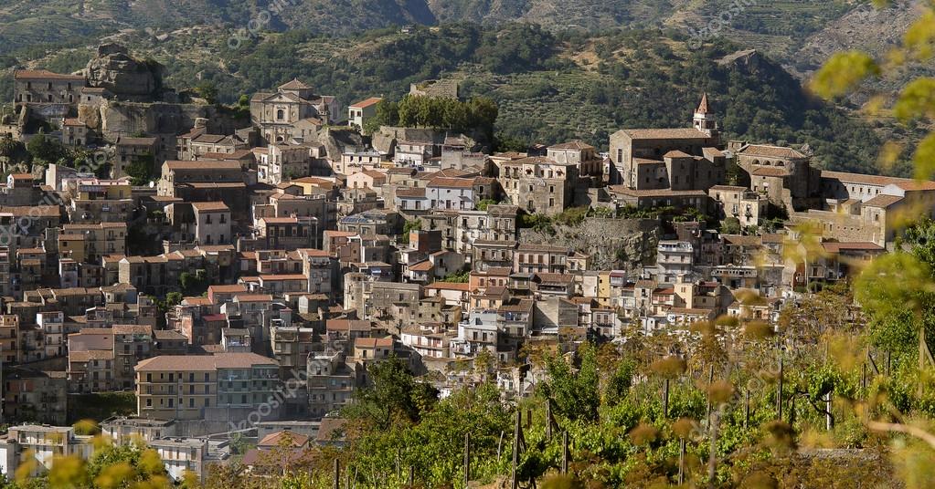 Castiglione di Sicilia, sur le territoire de vin de l'Etna ...