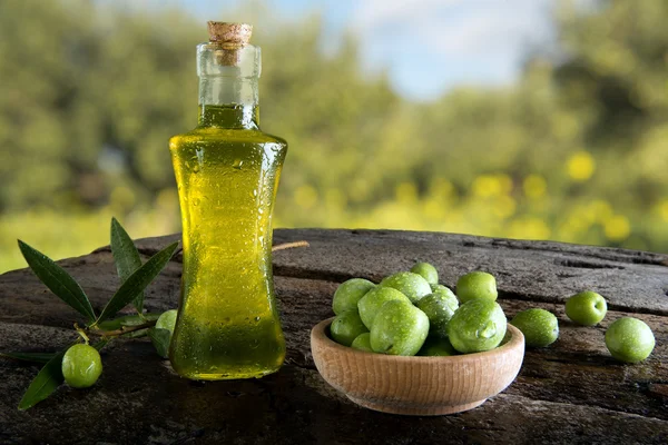 Flasche Olivenöl auf einem Holztisch — Stockfoto