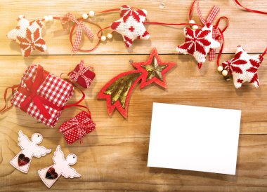ahşap arka plan wth dekoratif hediyeler Noel