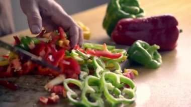 bir kesme tahtası üzerinde biber Dilimleme