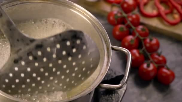 リガトーニと呼ばれるパスタを料理 — ストック動画