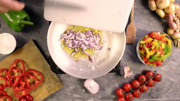 Приготовление соуса для макарон — стоковое видео