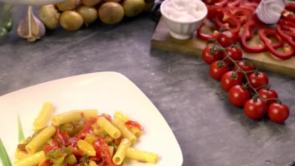 Serveren pasta met paprika op de plaat — Stockvideo