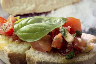 İtalyan meze Bruschetta domates ve fesleğen ile