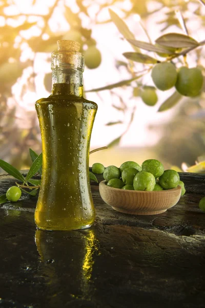 Flasche natives Olivenöl — Stockfoto