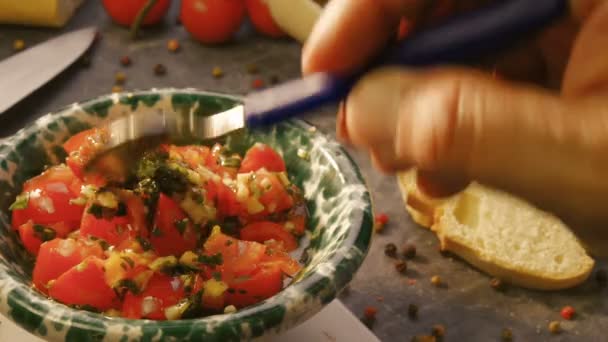 ブルスケッタのトマトのみじん切りを準備 — ストック動画