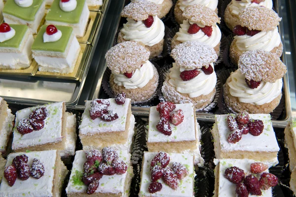 Krém beignets, egy tálcán — Stock Fotó