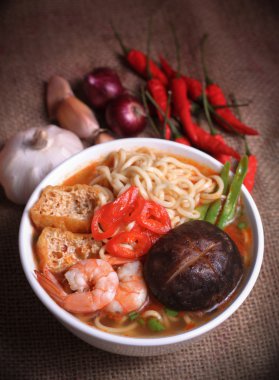 sıcak ve baharatlı anlık erişte 