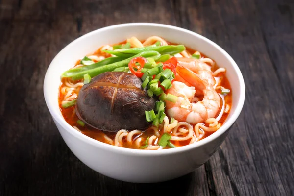 Varm och kryddig instant noodle — Stockfoto