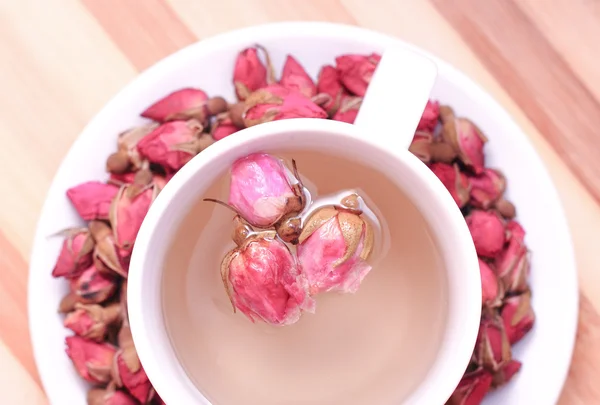 Rosas secas e uma xícara de chá — Fotografia de Stock