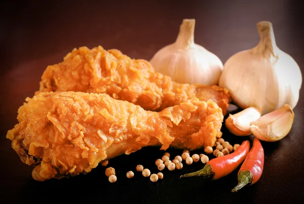 Warm en krokant gebakken kip — Stockfoto