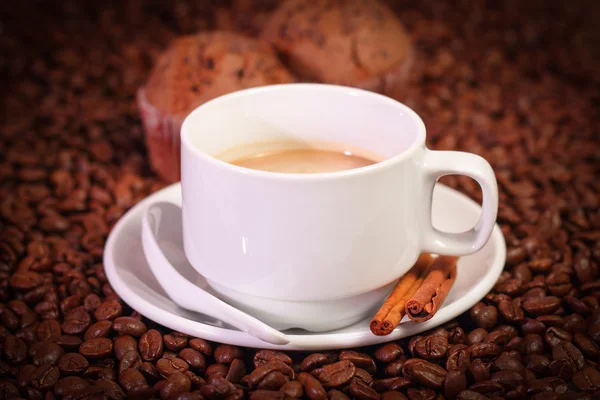 Heißer Kaffee mit Muffin — Stockfoto