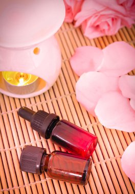 İki şişe uçucu yağ