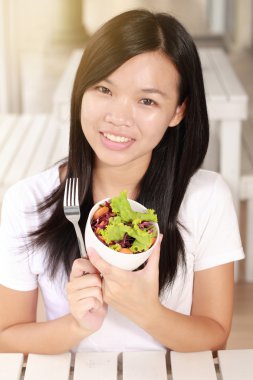 Genç Bayan yemek sebze salatası