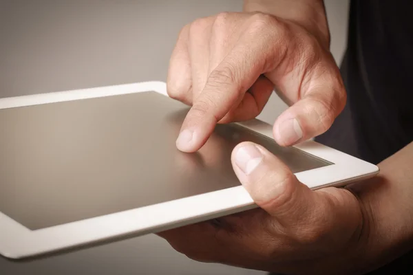 Mano tocando una tableta . — Foto de Stock