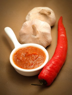 Chili Sos, taze biber ve sarımsak