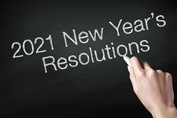 Mano Sosteniendo Una Tiza Escribiendo 2021 Resoluciones Año Nuevo Deseo —  Fotos de Stock