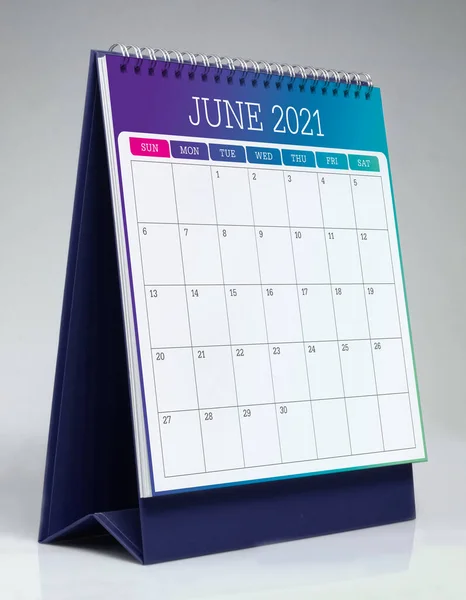 202年6月のシンプルな机のカレンダー — ストック写真
