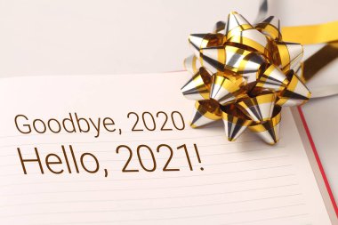 Hoşça kal 2020 güzel bir dekorasyonla. Yeni yıl, Gregoryen takviminde yılın ilk günüdür.