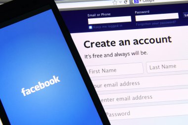 Akıllı telefon ve dizüstü bilgisayar ekranında Facebook application.