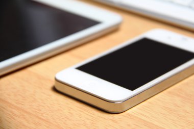 Smartphone ve tablet tablo üzerinde