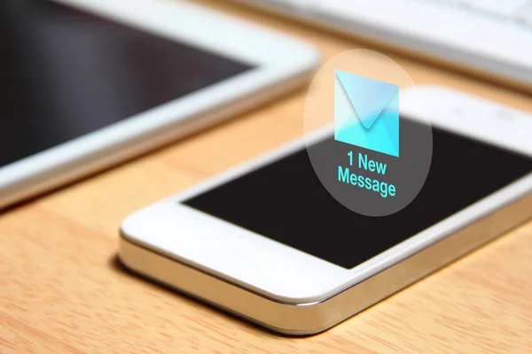 Смартфон и новая иконка сообщения — стоковое фото