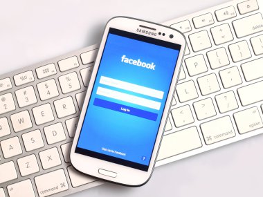 Akıllı telefon üzerinde Facebook uygulaması.