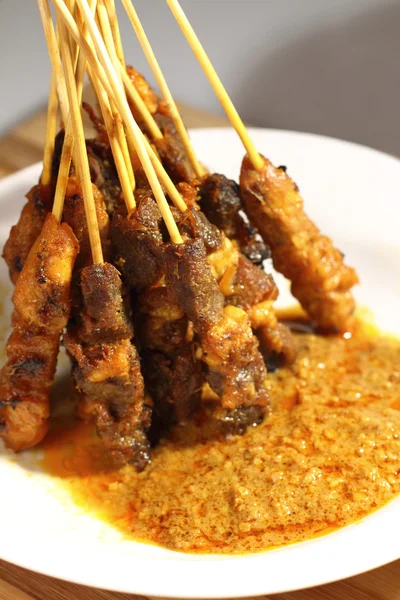 Satay est un kebab de style malaisien . — Photo