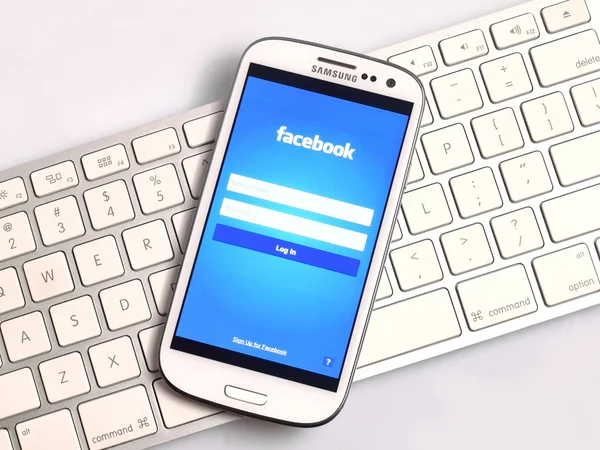 Facebook applicatie op de smartphone. — Stockfoto