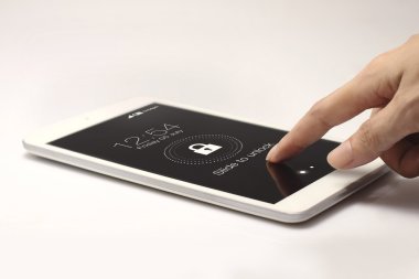 Beyaz arka plan üzerinde kilit simgesi ile tablet