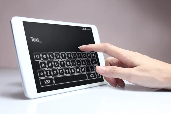 Ręka naciśnięcie klawiatury na cyfrowy tablicowy. — Zdjęcie stockowe