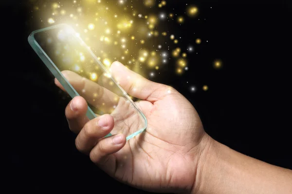 Золотые волшебные звезды светятся на смартфоне — стоковое фото