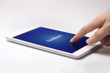 Facebook logosuna tablet ekran
