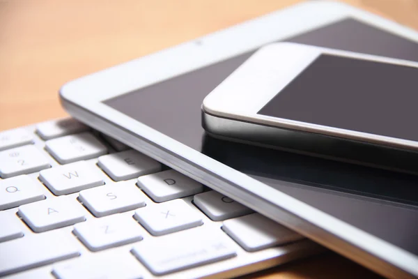 Smartphone, tablet and keyboard — Stock Photo, Image